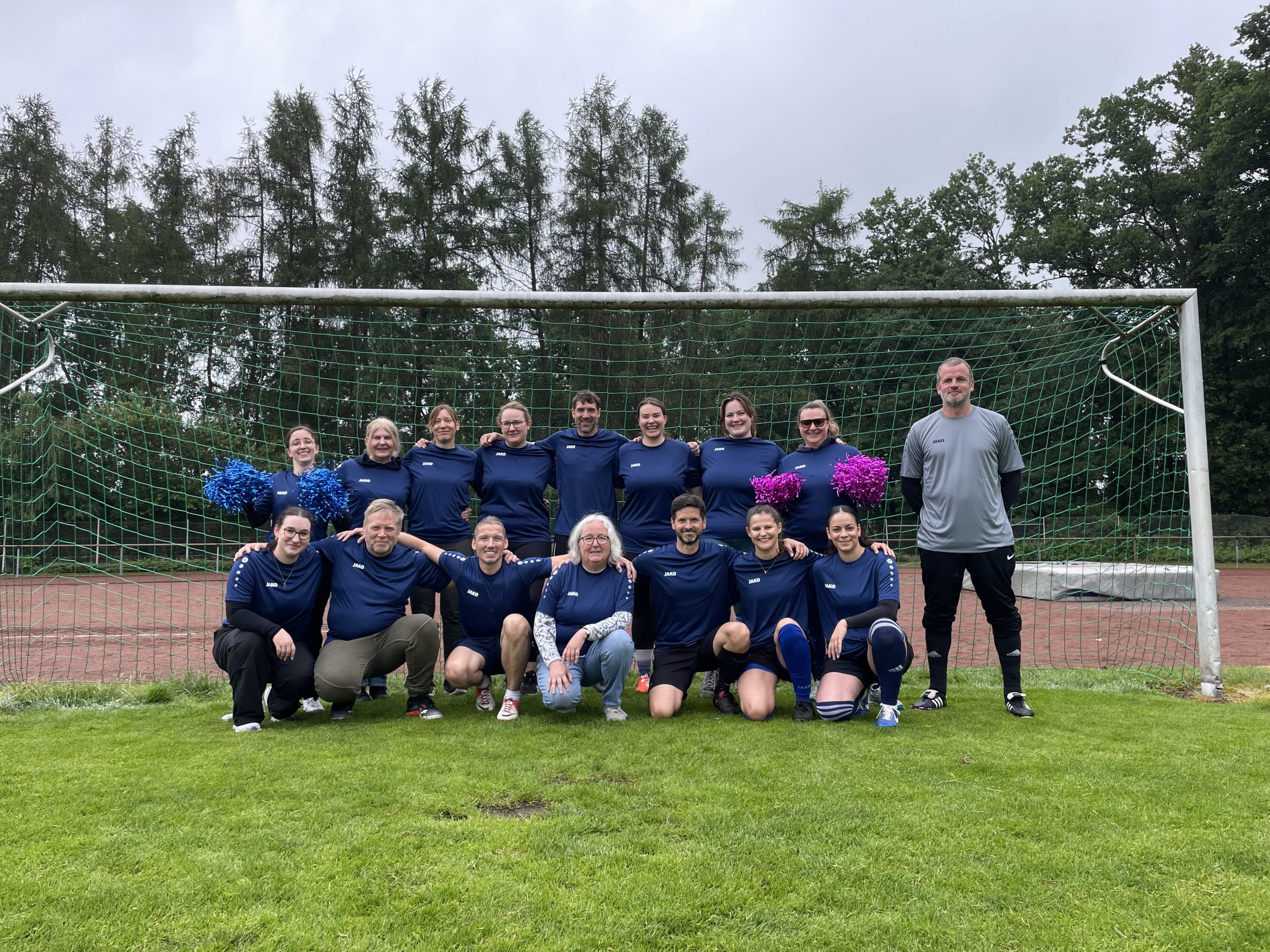 Lehrer gewinnen legendäres Fußballfinale gegen Schüler an der Westpfalzschule